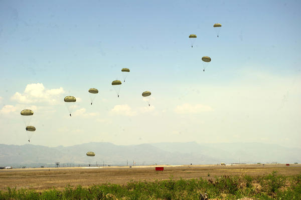 Honduran paratroopers with U.S. Special Forces soldiers during a static line jump (UNASOC News Service / Creative Commons)