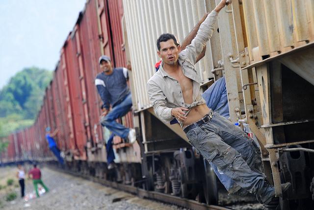 Central American migrants cross through Mexico on their journey to the United States. (flickr / Jonatan Rosas)