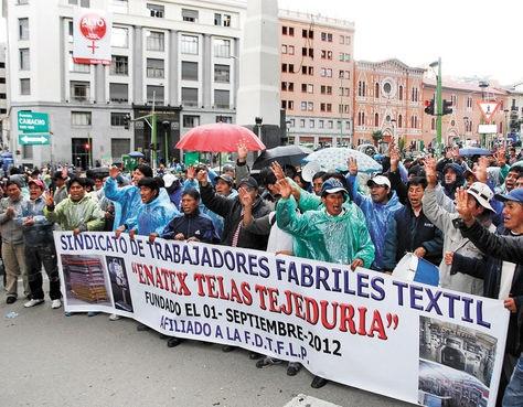 Textile workers celebrate founding of Enatex, 2012. (Photo by Miguel Carrasco, La Razón)