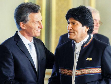 Bolivian president Evo Morales meets with Argentine president Mauricio Macri (La Razón)