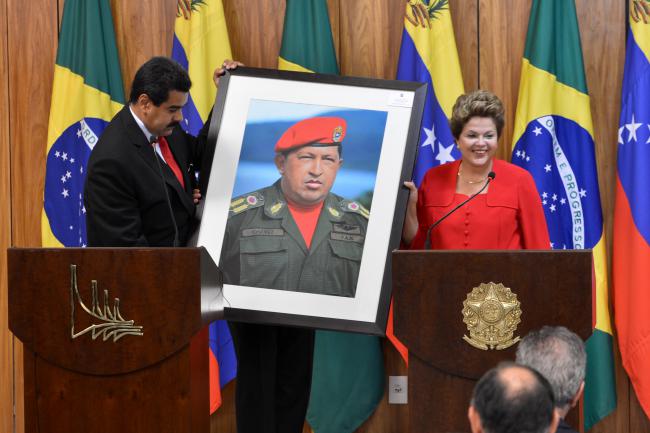 Venezuelan President Nicolás Maduro gives a photo of the late President Hugo Chávez to Brazilian President Dilma Rousseff. (AGENCIA BRAZIL / PUBLIC DOMAIN)