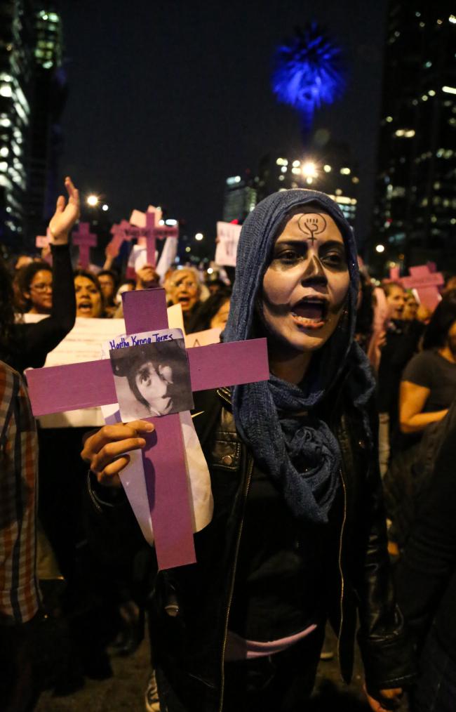 Feminists connect the Ayotzinapa massacre to widespread feminicide in Mexico City, November 2014. (Ina Riaskov / Producciones y Milagros Agrupación Feminista)