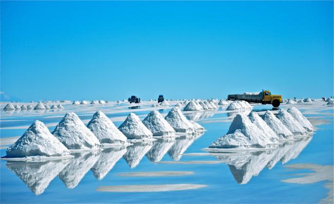 Uyuni salt flats, Bolivia. (Jeff Nesanelis / Creative Commons). 