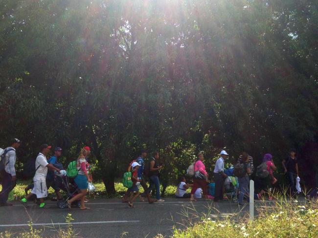 Migrants begin walking north from Tapachula on October 22 (Photo by Rafael Sanchez Rodríguez)