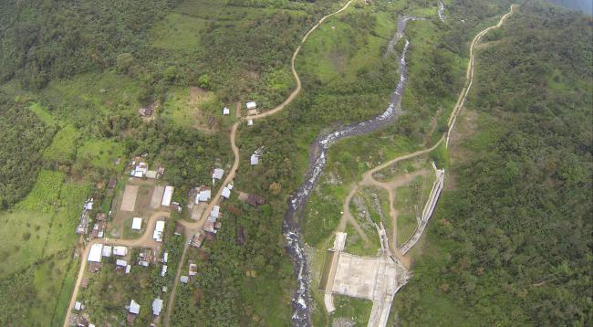 Aerial photo of the San José del Tambo Hydroelectric Project and adjacent community of San Pablo de Amalí, Ecuador. (Santiago Pástor)