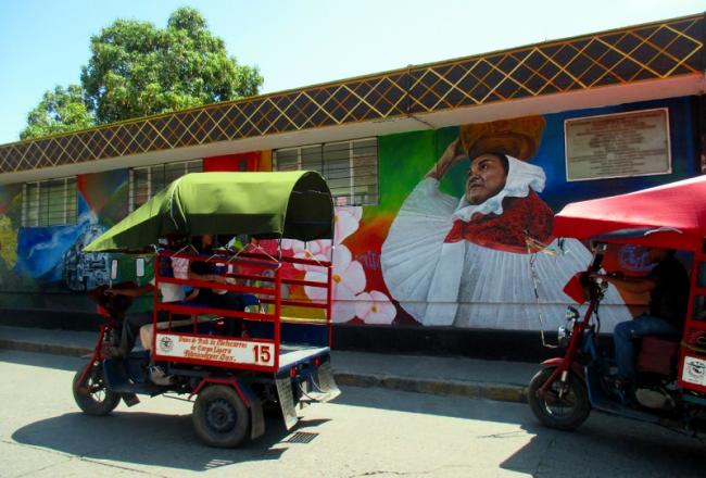 Un mural y moto-taxis en Santo Domingo Tehuantepec, Oaxaca, en el Istmo de Tehuantepec (Foto: Shannon Young). 