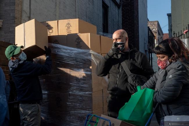 Pedro y Hicham, volunteers at the Buen Pastor Lutheran Church, help deliver food packages to families in Bay Ridge, Brooklyn (Ximena Natera)