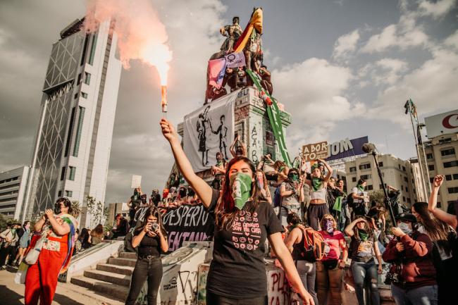 Manifestantes marchan contra la violencia de género con pañuelos verdes en Plaza de la Dignidad, Santiago, durante las protestas masivas en Chile en noviembre de 2019. (Karla Riveros / Wikimedia)