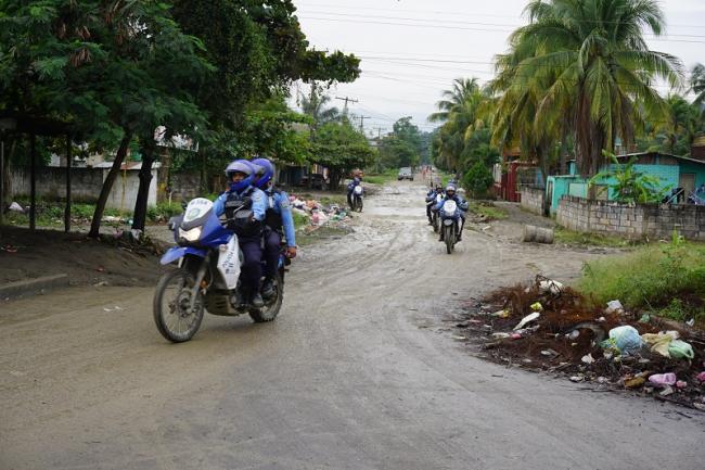 Agentes de la Policía Nacional entran a un barrio en las afueras de San Pedro Sula en 2018. (Amelia Frank-Vitale)