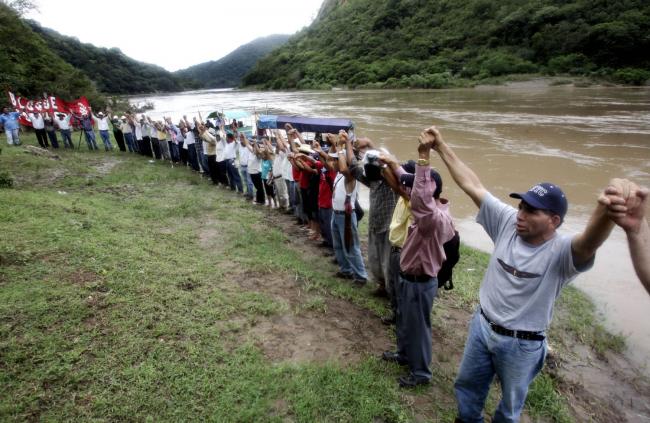 Lenca protesters demonstrate at the site of the proposed Agua Zarca dam project in Honduras. Berta Cáceres was killed for her opposition to the project. (Edgard Garrido/ Earth First Journal)