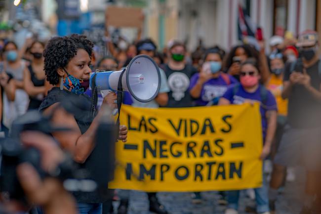 Dra Bárbara I. Abadía-Rexach habla durante una manifestación convocada en Viejo San Juan el 2 de junio 2020 para solidarizarse con el movimiento Black Lives Matter y denunciar el racismo antinegro en Puerto Rico. (Mikey Cordero)