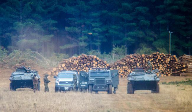 Personal de Fuerzas Especiales de Carabineros vigilan predio forestal en el sector de Pichillenkewe, Comuna de Los Alamos, Lavkenmapu. Agosto de 2019. (Julio Parra, fotoperiodista, director de Aukin)