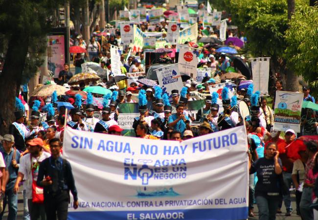 Manifestantes marchan contra la privatización del agua en San Salvador. (CISPES)