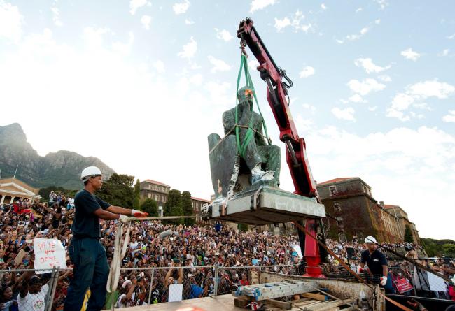 A statue of Cecil Rhodes is removed from the University of Cape Town, April 9, 2015. (Roger Sedres / Alamy Stock Photo)