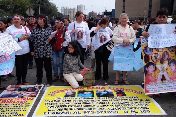 Manifestantes exigen justicia por la pérdida de sus hijas, hermanas, y amigas en una protesta de Ni Una Menos en Lima en agosto de 2016. (Foto por Natalia Iguiñiz)