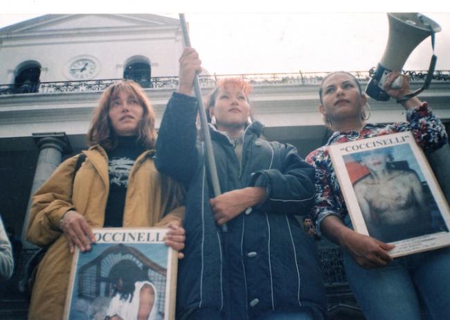 Plantón en la Plaza Grande de Quito (1999) por las represiones y persecusiones que continuaban a pesar de la despenalización de la homosexualidad. (Archivo Purita Pelayo)