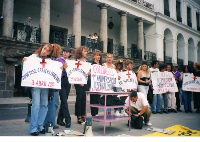 Plantón en la Plaza Grande de Quito (1999), por las represiones y persecusiones que continuaban a pesar de la despenalización de la homosexualidad. (Archivo Purita Pelayo)