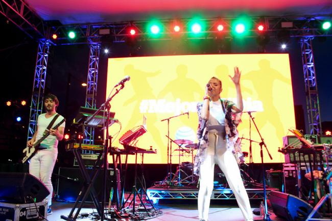 Bomba Estéreo tocando durante MLS Allstar Week en Denver, Colorado en Julio de 2015.