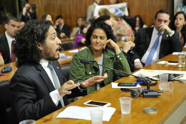 Jean Wyllys at a public hearing on reproductive rights at the Human Rights and Participatory Legislation Commission (HRC) in August 2015 (Geraldo Magela,Agência Senado, Flickr)