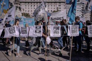 "¡Viva la universidad, carajo!" Argentinos marchan en defensa de la educación pública