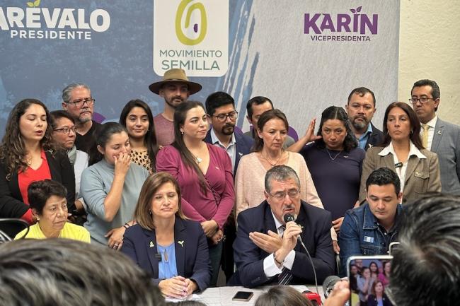 Bernardo Arévalo habla en una conferencia de prensa junto a los cargos electos de Semilla, el 8 de agosto de 2023. (Vaclav Masek)