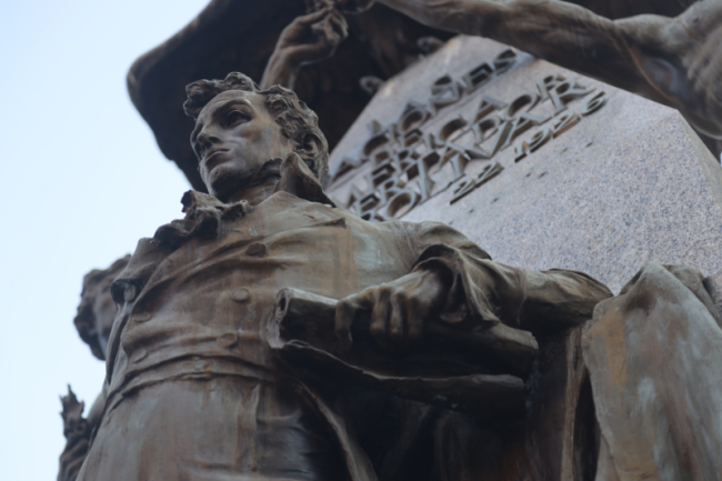 Bolívar monument, Panama City. (Michael Fox)