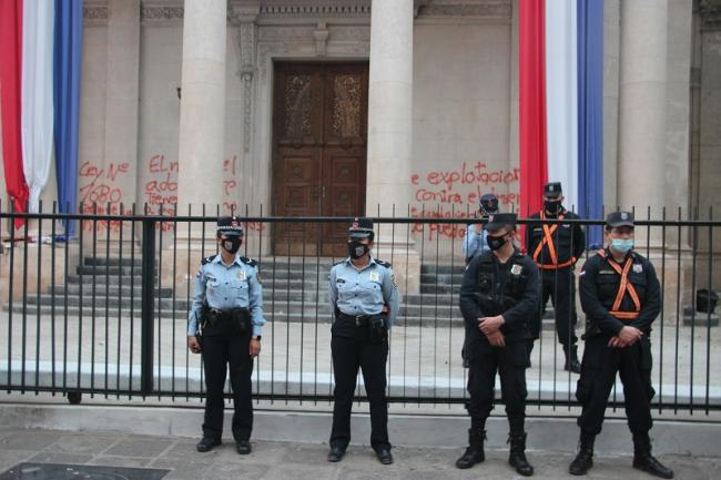 Police outside the Pantheon of Heroes after it was painted with grafitti (Photo: William Costa).