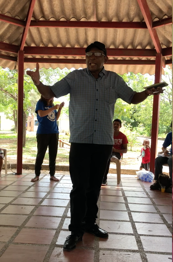 Rogelio Ustate Arrogoces (Tabaco) durante su testimonio a miembros de la comunidad y a delegados de Acción Permanente por la Paz, agosto 5, 2018. (Hilda Lloréns)