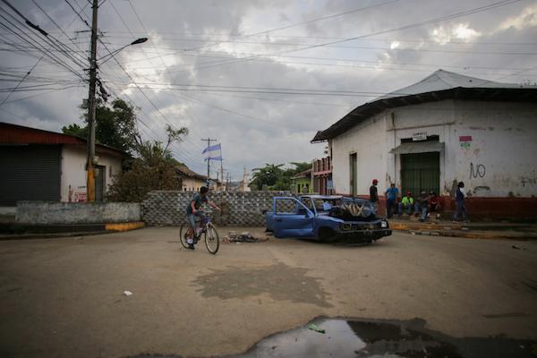 Different neighborhoods of Masaya have erected barricades in the face of constant attacks by riot police and vigilante groups linked to Daniel Ortega's government. (Photo by Rafael Camacho)