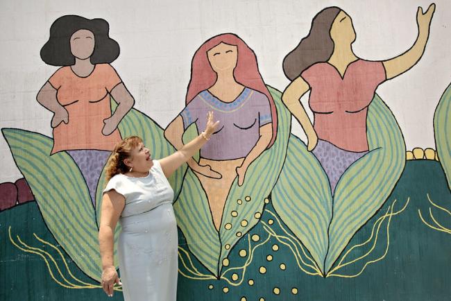 A woman explains the mural that she helped paint as part of Guatemala Safe City program to decrease violence against women. The event took place during the annual 16 Days of Activism Against Gender-Based Violence in 2017. (Flickr, UN Women)