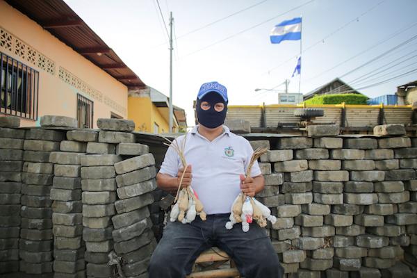 In addition to students, older adults have joined the barricades and self-defense groups who block the entry of paramilitaries and anti-riot police into the city of Masaya, Nicaragua. (Photo by Rafael Camacho)