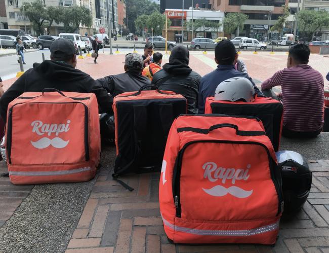 Repartidores de Rappi esperan trabajo en Bogotá, Colombia. (Photo by Carlos Felipe Pardo / Flickr)