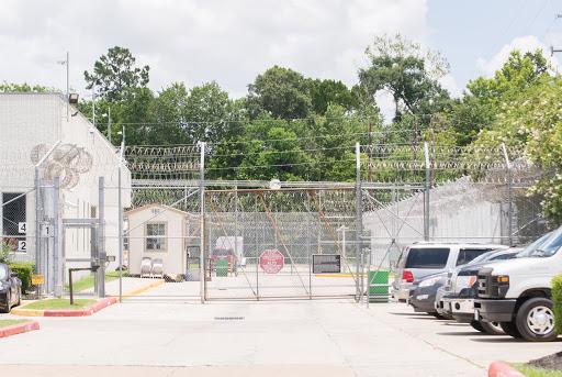 A CoreCivic processing center in Houston (Patrick Feller/Wikimedia Commons)