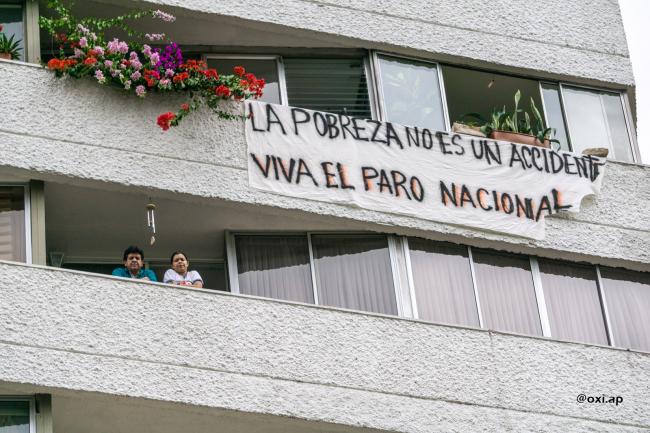 Una pancarta que apoya al paro nacional y protesta el problema nacional de la pobreza. (Oxi.Ap, Flickr). 