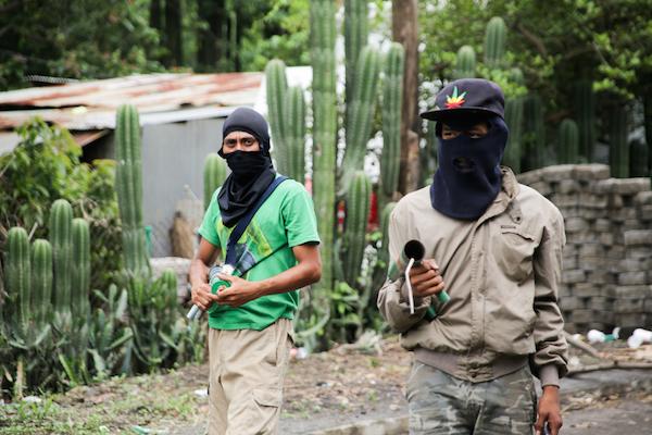  A couple of young people guard a barricade in the vicinity of Masaya. Vigilante attacks have become constant in the area. (Photo by Rafael Camacho)