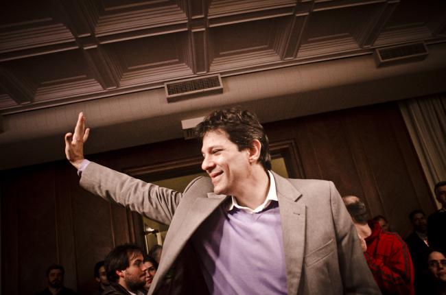 Fernando Haddad meets with activists and supporters about his campaign on July 20, 2012. (Circuito Fora do Eixo/Flickr)