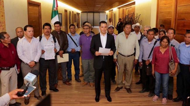 En 2019, el gobernador de Oaxaca, Alejandro Murat, se jactó de negociar un acuerdo entre Ayutla y Tama. Sin embargo, representantes de Auytla dicen que fue un acuerdo falso (Foto: Twitter de Alejandro Murat)