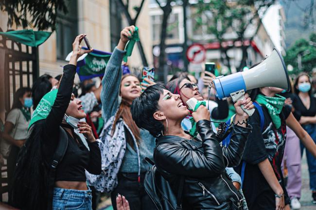 Activists shout slogans outside the Constitutional Courthouse in Bogotá (Daniela Díaz)