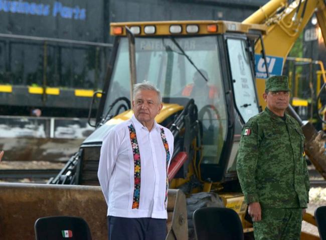 El presidente Andrés Manuel López Obrador cortando la cinta durante la inauguración del Tren Maya en junio de 2020 (Foto: Presidencia, Gobierno de México)