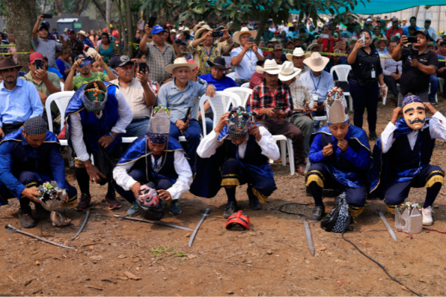 Community members gathers for a meeting of the Xinka Parliament with President Bernardo Arévalo, May 20, 2024. (Gobierno de Guatemala / Public Domain)