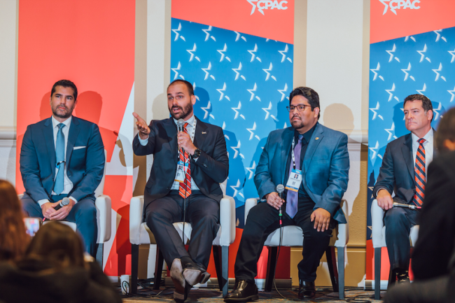 Eduardo Bolsonaro (second from left) speaks alongside Eduardo Verástegui (left) at CPAC 2022 in Florida, February 26, 2022. (VOX España / CC0 1.0)