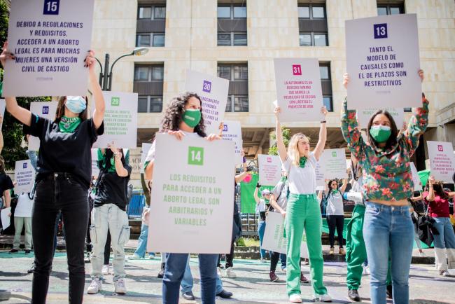 Demonstrators hold cards with Causa Justa's 90 arguments for decriminalizing abortion in front of the Colombian Corte Constitucional on November 11, 2020 (Women's Link Worldwide)