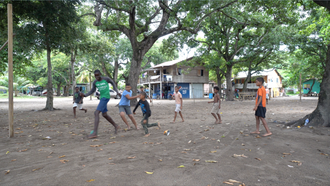 Niños jugando en Crawfish Rock, Honduras, el sitio de una 