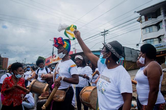 Un grupo de músicos formó parte de una cadena humana de 13 millas por la paz en Buenaventura el 10 de febrero de 2021. (Jann Hurtado)