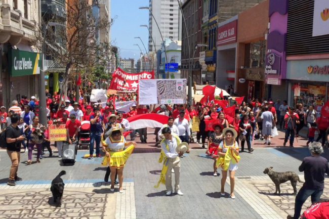 Residents of migrant campamentos hold a street protest in Antofagasta, November 2018. (Pablo Seward Delaporte)