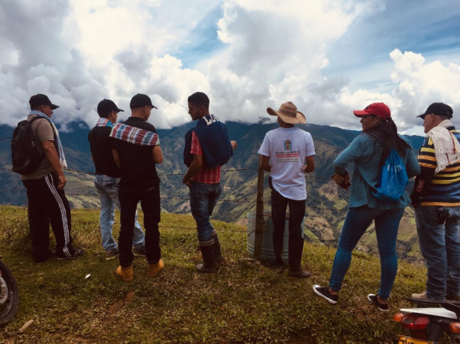 Briceño residents look out over the Cauca river (Photo by Alex Diamond)