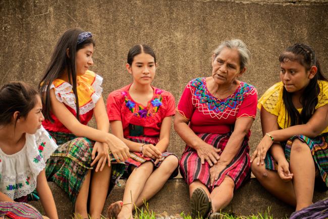 Estudiantes avanzadas, la nueva generación de hablantes de Nahuat y antiguas alumnas del programa Cuna Nahuatl, con nankin (maestra) Andrea López. (David Lemus)