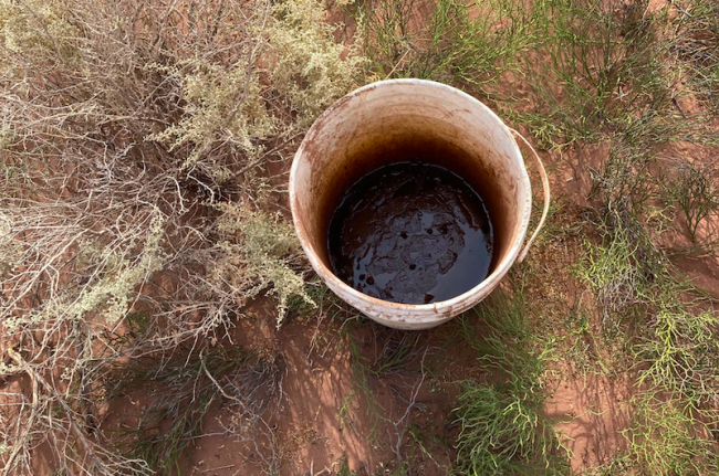 An abandoned bucket of oil at the site of an August 2022 YPF pipeline spill in the Loma Campana oilfield. (Patricia Rodríguez / Earthworks)