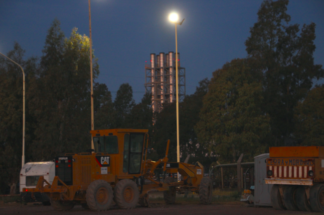 Exhaust stacks at a thermoelectric power plant in Ingeniero White, renovated in 2017, seen with the naked eye. (Patricia Rodríguez / Earthworks)