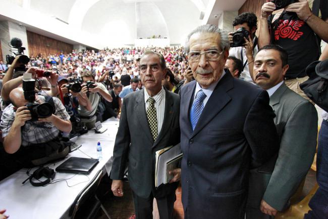 Enfrían Ríos Montt accompanied by his lawyers, leaving Guatemala City courtroom after being sentenced to 80 years in prison for genocide and crimes against humanity, May 10, 2013, Guatemala City. (Daniel Hernández-Salazar / Dictator in the Dock)